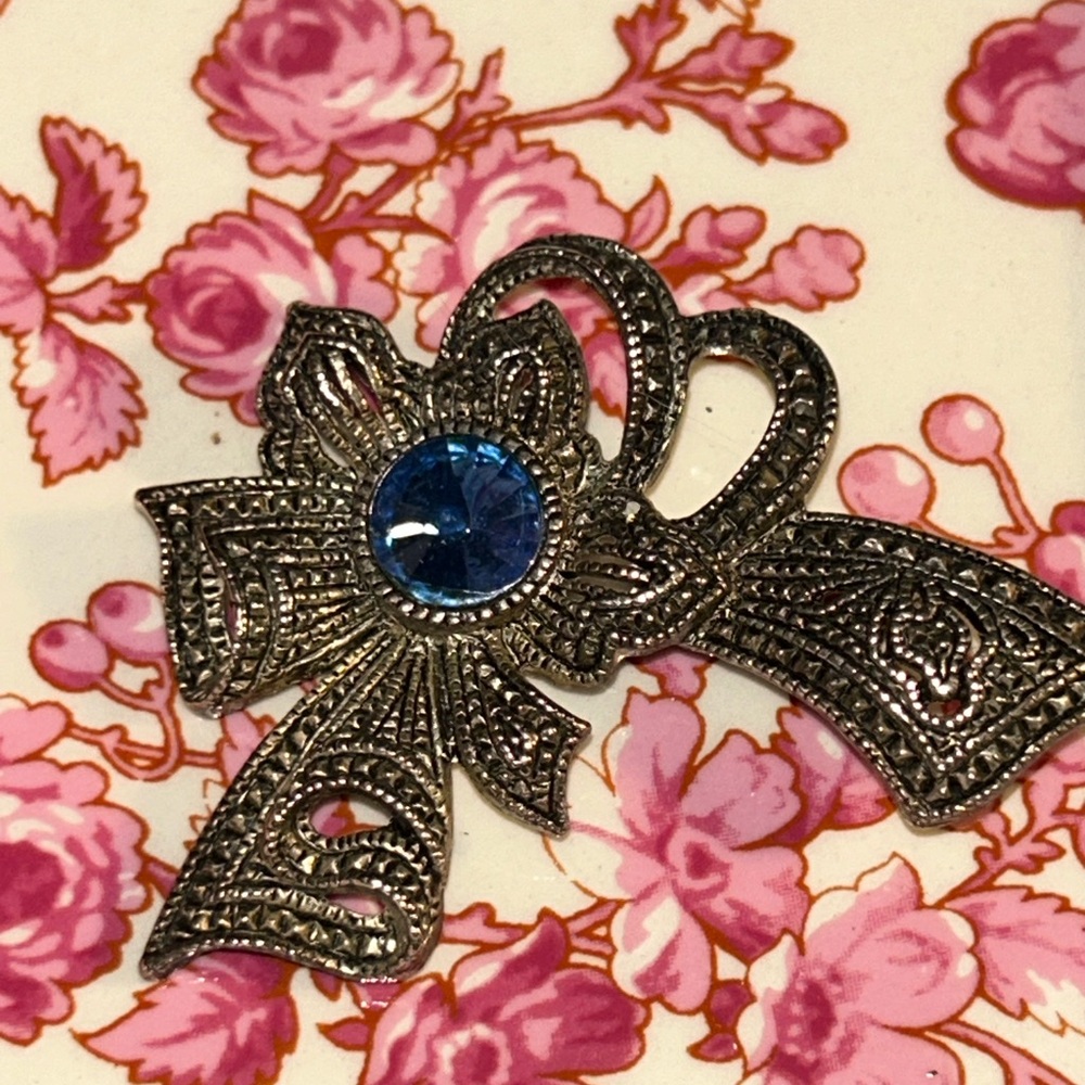 Elegant Gold Bow Brooch with Blue Gem